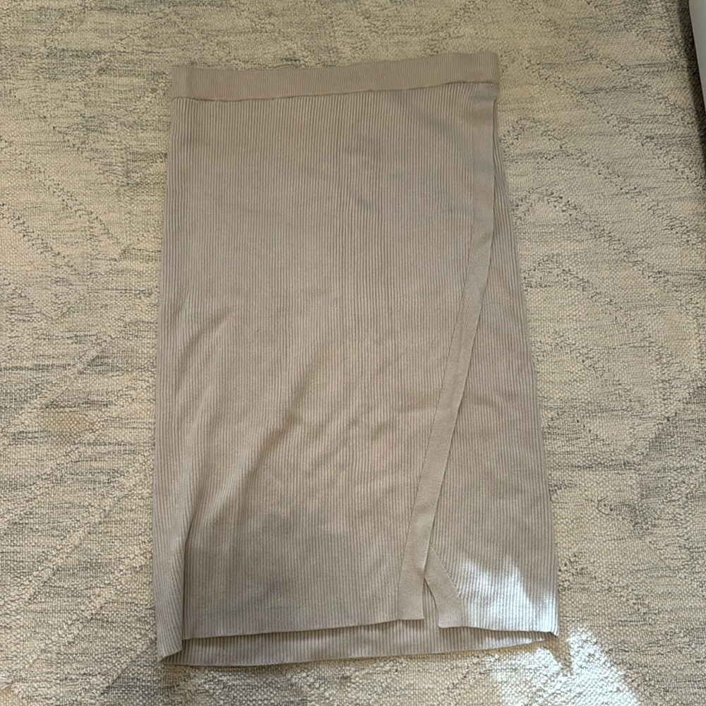 Cream Abercrombie & Fitch skirt. Sweater material with front slit detail. Soft.